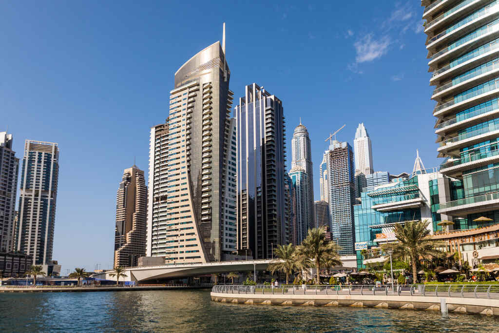 Mar com vista para prédios em Dubai