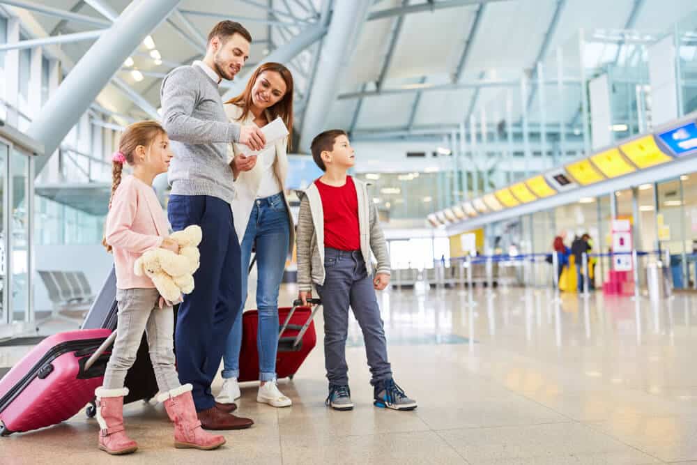 família no aeroporto