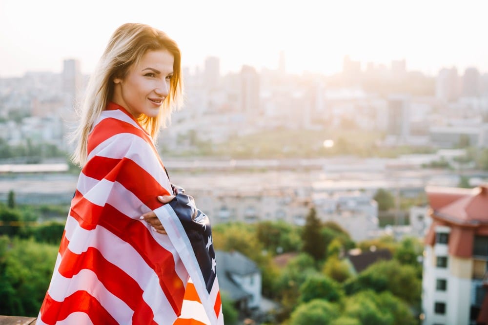 Mulher vestindo a bandeira dos Estados Unidos