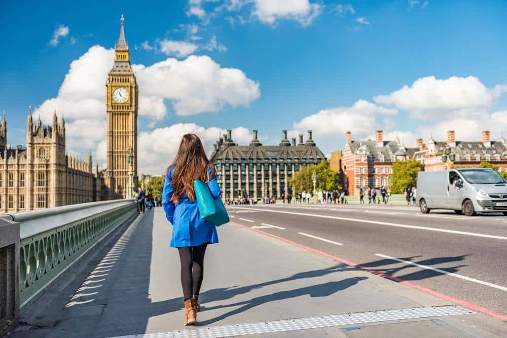 Mulher andando em rua da inglaterra