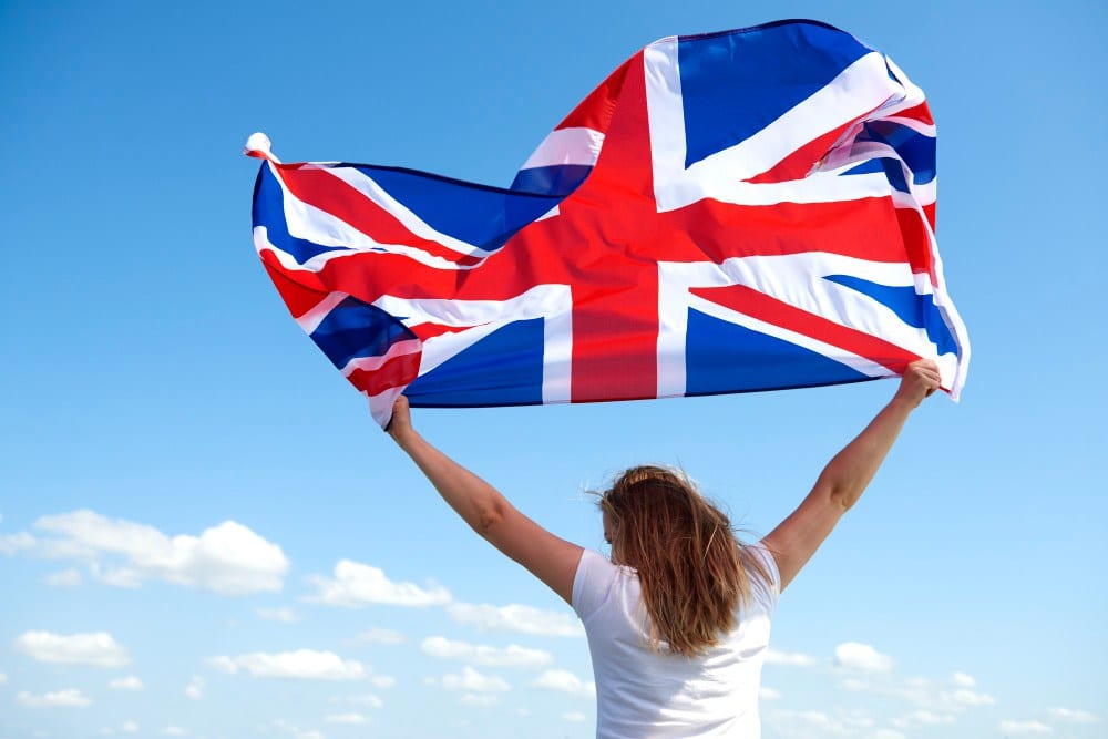 Mulher segurando bandeira da Inglaterra