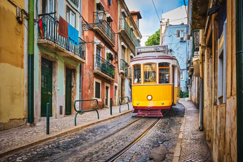 Transporte amarelo em trilhos