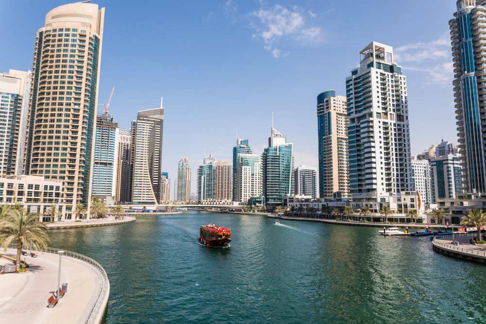 Barco na água em meio a prédios em Dubai