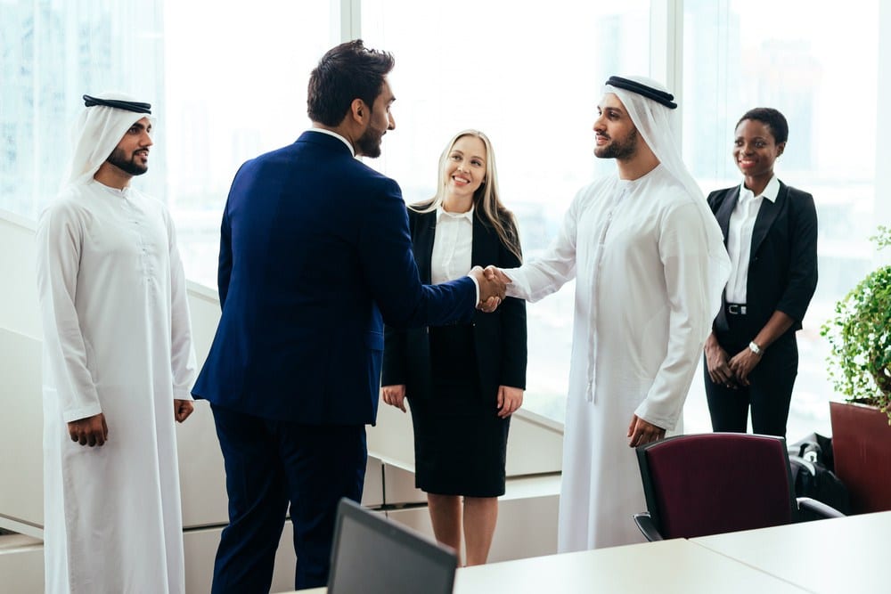 Homem apertando as mãos de sheik em Dubai