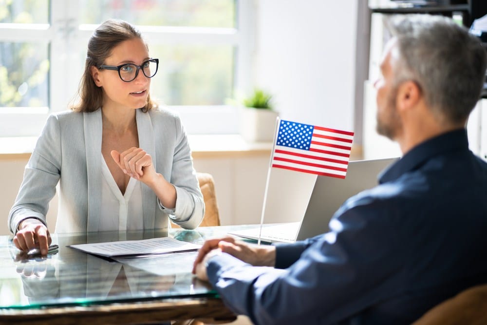 Duas pessoas fazendo entrevista para o visto americano