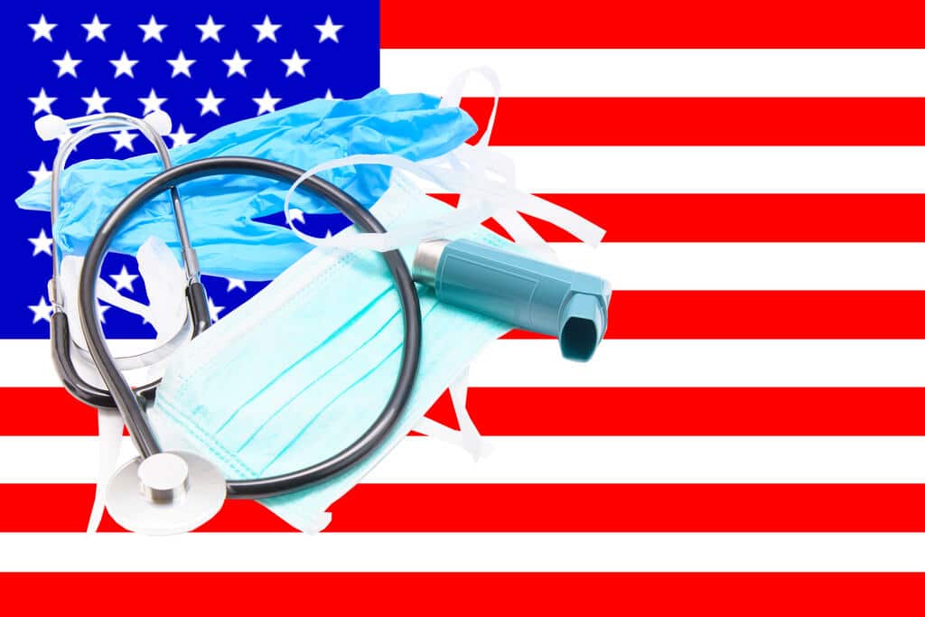 Bandeira dos eua e equipamento de saúde representando como ser medico nos eua