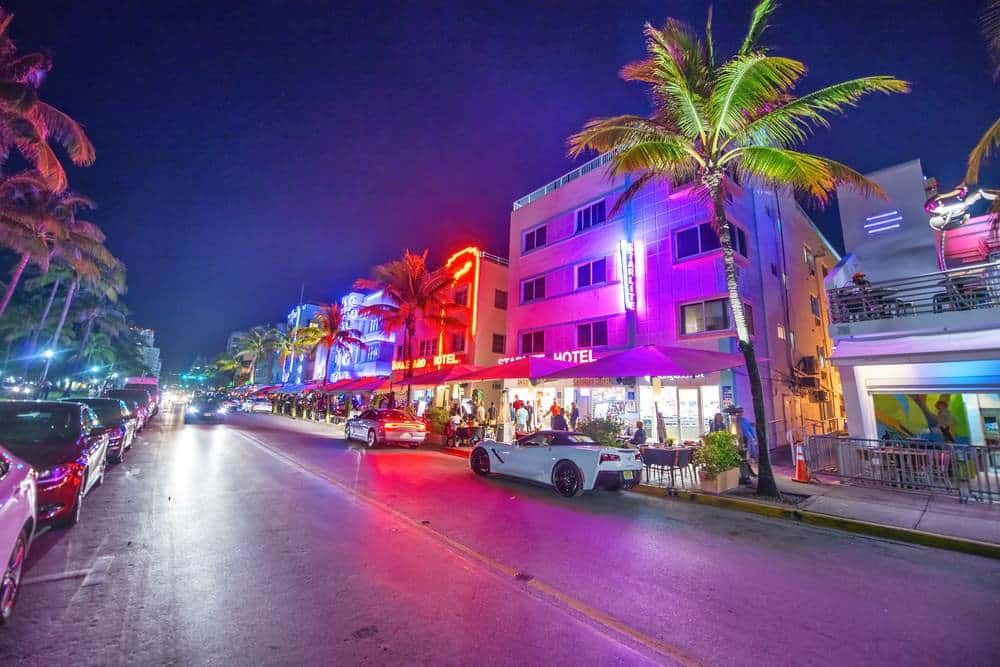 Visão panorâmica de uma rua de miami representando como é morar em miami