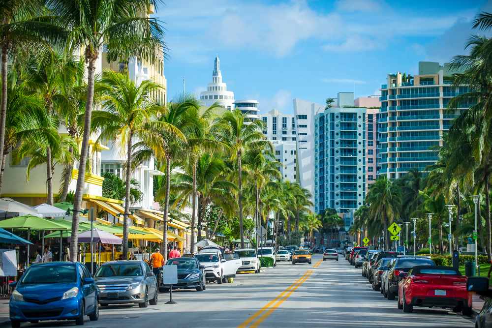 Visão de uma rua famosa de miami representando como é morar em miami